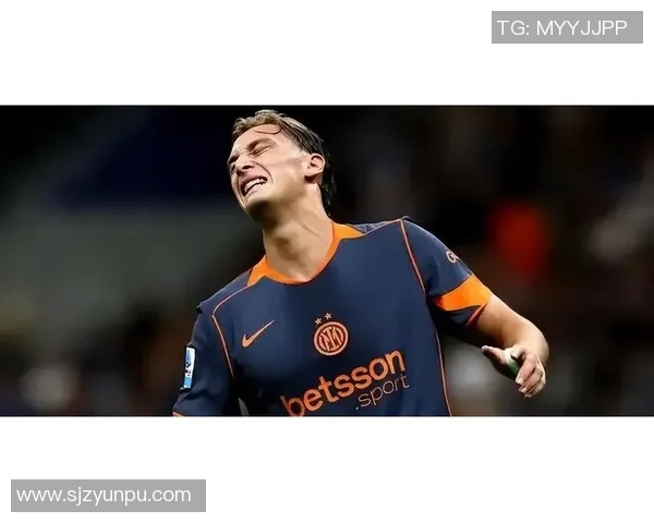 足球明星因表现不佳遭俱乐部解除签约引发球迷热议与媒体关注