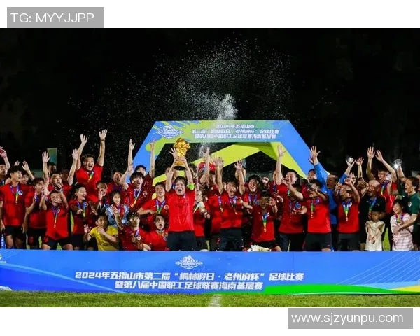 足球明星捧起荣耀奖杯的精彩瞬间视频回顾与感动时刻分享